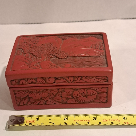 Antique Japanese red cinnabar and black lacquer lidded box with nature design. - Picture 3 of 11